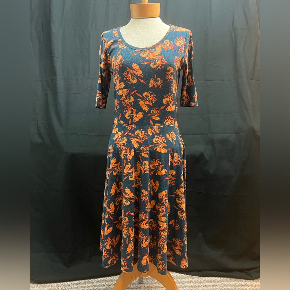 EUC - LulaRue - size medium - fun tropical pattern - stretchy - midi dress